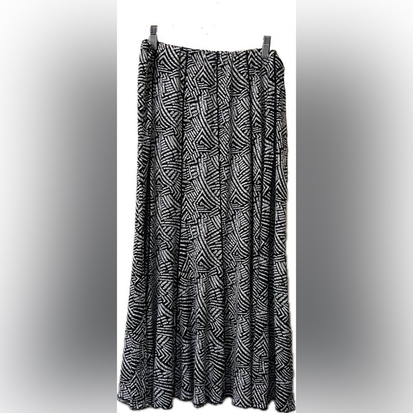 Laura PLUS Black & White A-Line Flowy Midi Skirt. Size 14. - Picture 5 of 10